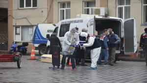 İzmir'de bir kişi, annesinin eski eşini pompalı tüfekle öldürüldü