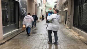 İzmir'de bir kişi evinde silahla başından vurulmuş halde bulundu