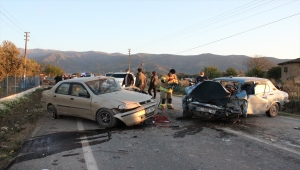 İzmir'de iki otomobil çarpıştı: 1'i ağır, 3 yaralı