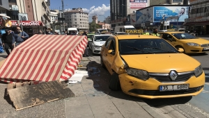 İzmir'de kazaya karışan taksi kontrolden çıkarak kaldırımdaki simit tezgahına çarptı: 1 yaralı