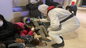 İzmir ve Aydın açıklarında Türk kara sularına itilen 64 sığınmacı kurtarıldı