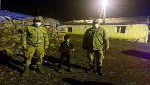 Jandarma ekiplerinden Ardahan'da izolasyondaki çocuğa doğum günü sürprizi