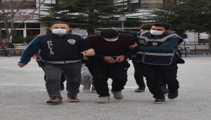 Kendisini darbetmeye çalıştığını öne sürdüğü akrabasını tüfekle öldüren kadın ile çiftlik sahibi tutuklandı