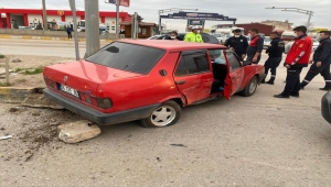 Kırıkkale'de 2 kişinin yaralandığı trafik kazası güvenlik kamerasına yansıdı