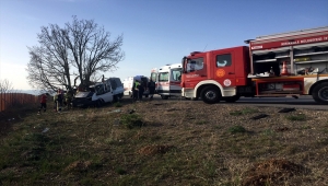 Kırıkkale'de kamyonet ağaca çarptı: 1 ölü, 1'i bebek 2 yaralı
