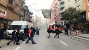 Kocaeli'de 6 katlı binanın çatısında çıkan yangında 2 kişi dumandan etkilendi