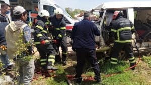 Kocaeli'de işçi minibüsü elektrik direğine çarptı: 5 yaralı