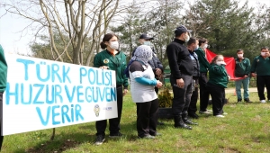Kocaeli'de özel öğrenciler "kavga" ihbarına gelen polislere sürpriz kutlama yaptı