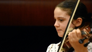 Konservatuarın 11 yaşındaki öğrencisi Elif yeteneğiyle gelecek için umut veriyor