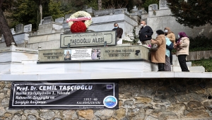 Kovid-19 nedeniyle hayatını kaybeden Prof. Dr. Cemil Taşcıoğlu, kabri başında anıldı