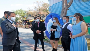 Kovid-19 tedbirlerine katılan Fethiye Kaymakamı Eyüp Fırat, yeni evlenen çifte maske hediye etti 