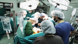 Kütahya'da bir hastanın kalbinin içindeki kitle organ durdurulmadan çıkarıldı