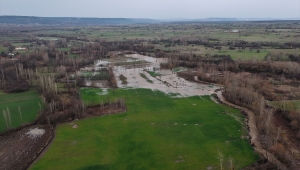 Kütahya'da kuvvetli sağanak nedeniyle ekili tarım arazileri sular altında kaldı