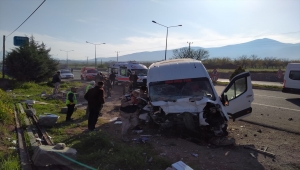 Malatya'da yolcu minibüsü bariyerlere çarptı: 8 yaralı