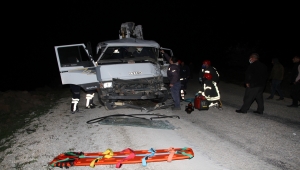 Manisa'da tıra çarpan kamyonet sürücüsü yaralandı