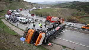 Manisa'da zift yüklü tanker devrildi: 1 ölü, 1 yaralı