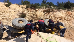 Mersin'de devrilen iş makinesinin operatörü hayatını kaybetti