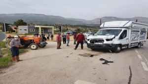 Mersin'de kamyonet traktörle çarpıştı: 2 yaralı