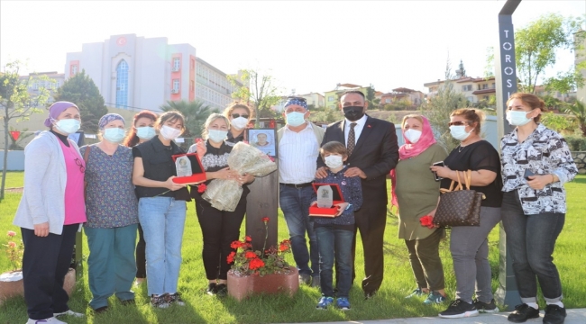 Mersin'de Kovid-19'dan yaşamını yitiren sağlık çalışanlarının ailelerine plaket verildi
