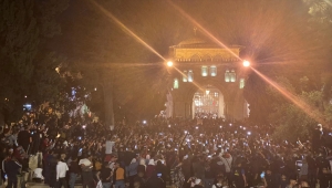 Mescid-i Aksa'da binlerce Filistinli, teravih namazının ardından İsrail'i protesto etti