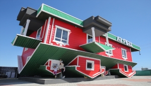 Mimari yapısıyla dikkati çeken Antalya'daki "ters ev" Kovid-19 önlemleriyle ziyaretçilerini ağırlıyor