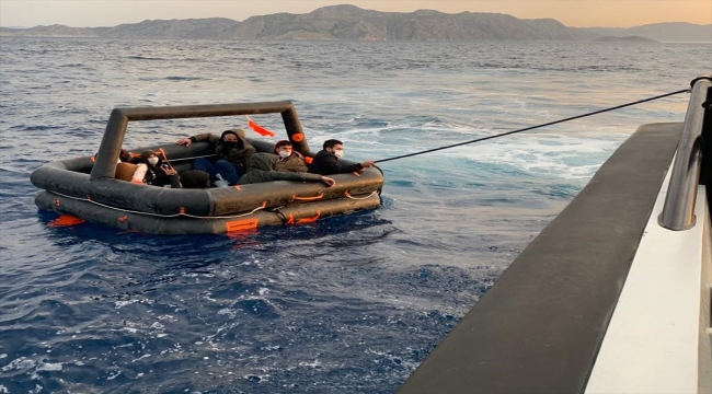 Muğla açıklarında Türk kara sularına itilen 8 düzensiz göçmen kurtarıldı