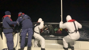 Muğla'da denizde sürüklenen lastik bottaki 13 düzensiz göçmen kurtarıldı