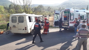 Muğla'da mezarlık duvarına çarpan minibüste 2 kişi yaralandı