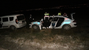 Niğde'de polisin "dur" ihtarına uymayıp kaçan otomobil kaza yaptı: 2 yaralı