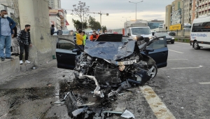Pendik'te yolcu minibüsüyle otomobilin çarpışması sonucu 1 kişi öldü, 5 kişi yaralandı