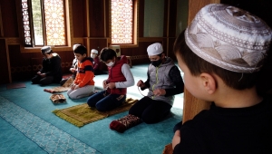 Sakarya'da imam "Bu Camide Çocukların Dokunulmazlığı Vardır" projesiyle çocukları camiye alıştırıyor