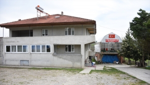 Salgın nedeniyle sahalardan uzak kalan çocuğu için garaj üzerine mini halı saha yaptı