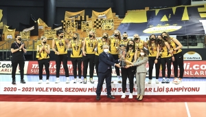 Şampiyon VakıfBank kupasını aldı 