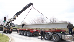 Samsun'da beton viyadük ayağı taşıyan tırın devrilmesi trafiğin aksamasına yol açtı