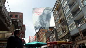 Samsun'da bir kişi 2 aydır konuşmadığı eşinden 10 metrelik pankartla özür diledi