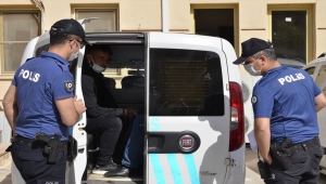 Şanlıurfa'da bir kişinin bıçaklı ve sopalı saldırıya uğraması güvenlik kamerasına yansıdı