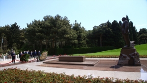 Savunma Sanayii Başkanı Demir Azerbaycan'da şehitlikleri ziyaret etti: 