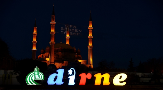 Selimiye Camisi'ne asılan "Şifa senden ya Şafi" yazısı geceyi aydınlattı