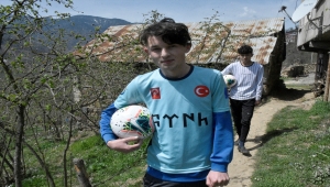 Şenol Güneş'ten Gümüşhaneli aileye imzalı top hediyesi