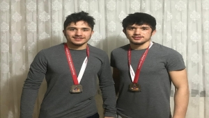 Serbest Güreş Milli Takımı seçmelerinde ikiz kardeşler, finalde yarıştı