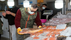 Sinop'ta "av yasağı"nın başladığı gün tezgahlar son avlanan balıklarla şenlendi