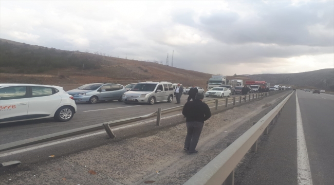 Sivas-Kayseri kara yolunda devrilen vinç yüklü çekici ulaşımı engelledi