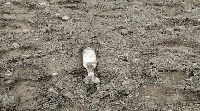 Sivas'ta bir çiftçinin tarlasını sürerken bulduğu aydınlatma mühimmatı imha edildi