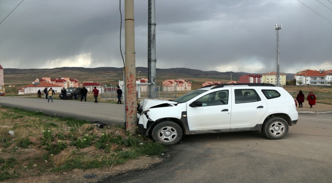 Sivas'ta otomobil ile hafif ticari araç çarpıştı: 4 yaralı