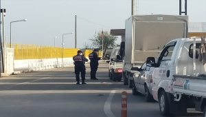 "Tam kapanma" tedbirleri öncesi Bozcaada'ya gitmek isteyenlerin Geyikli İskelesi'ndeki yoğunluğu sürüyor