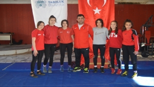 Taşoluk beldesinin güreşçi kızları Avrupa Şampiyonası'ndan başarıyla dönmek istiyor