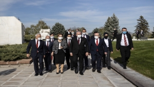 TBMM Başkanı Şentop, İstiklal Harbi kahramanları ve Meclis başkanlarının Devlet Mezarlığı'ndaki kabirlerini ziyaret etti