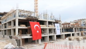 TOKİ Başkanı Ömer Bulut, İzmir'de depremzedeler için yapılan konut inşaatlarını inceledi