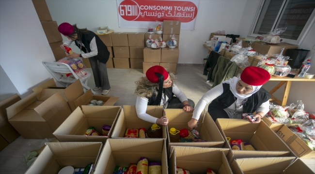 Tunuslu gönüllüler ramazanda yerel ürünlerle ihtiyaç sahiplerinin yardımına koşuyor