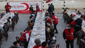 Türk Kızılaydan Suriyeli yetimlere iftar
